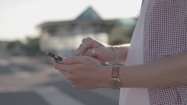 Close Shot Man Pomocą Smartfona Aby Dokonać Zakupu Zwolnionym Tempie — Wideo stockowe