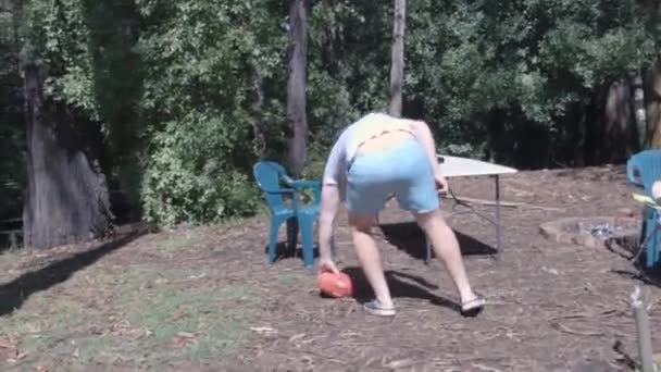 Hombre Jugando Pelota Mientras Que Camping Vacaciones — Vídeo de stock