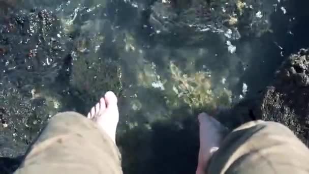 Joven Niño Tiene Sus Pies Colgando Las Rocas Océano — Vídeo de stock