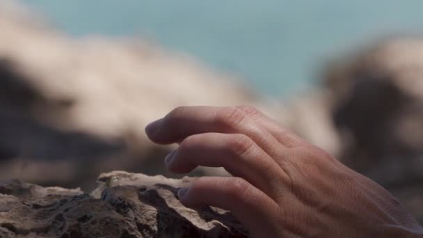 岩の上で指を叩く女 — ストック動画