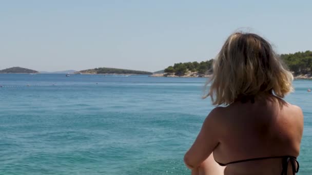 Mujer Junto Mar Observando Barcos — Vídeo de stock