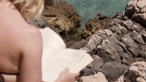 Libro Lectura Femenina Junto Mar — Vídeo de stock