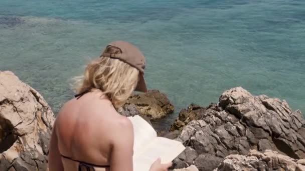 在海边看书的女人 — 图库视频影像