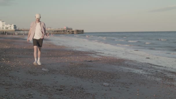 Homme Ramassant Bouteille Plastique Plage Ralenti Non Classé — Video