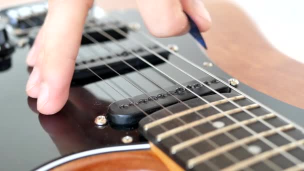 Grão Madeira Cordas Guitarra Elétrica Sendo Arrancada Com Uma Picareta — Vídeo de Stock