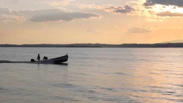 Boot Aan Het Gardameer Italië — Stockvideo