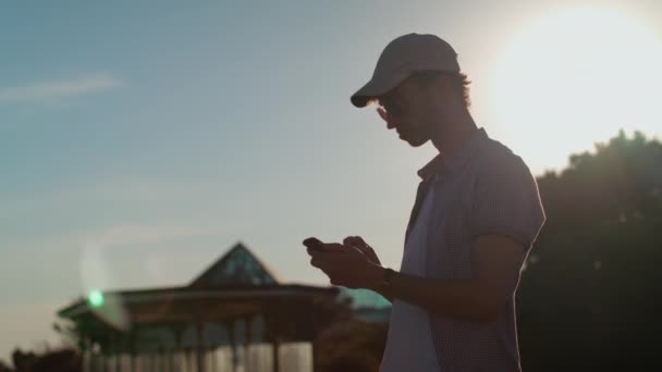 Mann Stand Strandnähe Und Kaufte Mit Seinem Handy Ein — Stockvideo