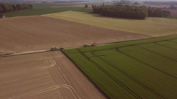 Zwei Traktoren Transportieren Strohballen Auf Feldern — Stockvideo