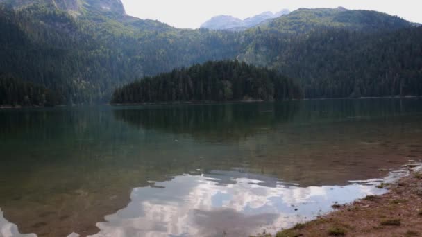 Hermoso Lago Con Montañas — Vídeo de stock