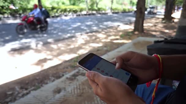 Muž Který Používá Svůj Chytrý Telefon Aby Něco Napsal Nebo — Stock video