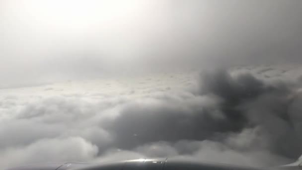 飛行機からの美しい景色 動画は120Fpsで1080Pですので 任意の速度で完璧なスローモーションを得ることができます 美しいふわふわの雲です 素晴らしいBロールクリップでもあります — ストック動画