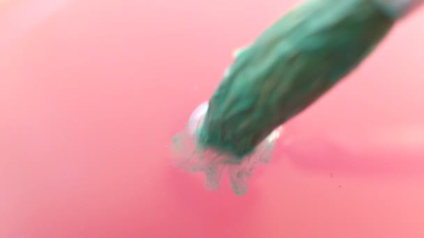 Künstler Taucht Grünen Pinsel Rosa Aquarell — Stockvideo