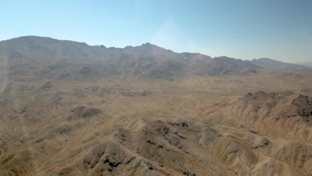 从直升机的驾驶舱俯瞰高山 俯瞰米德湖 — 图库视频影像