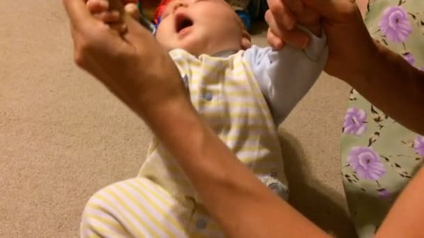 Madre Ayudando Bebé Pequeño Niño Sentarse Suelo — Vídeos de Stock