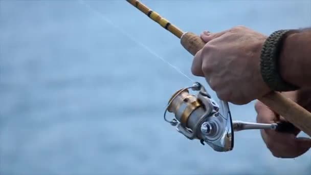 Anciano Pescando Junto Lago Tranquilo Idaho — Vídeo de stock