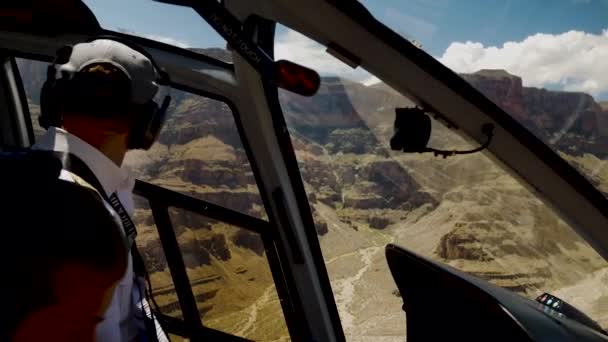 Helikoptercockpit Med Flyger Med Panoramautsikt Klippene Grand Canyon Idet Helikopteret – stockvideo