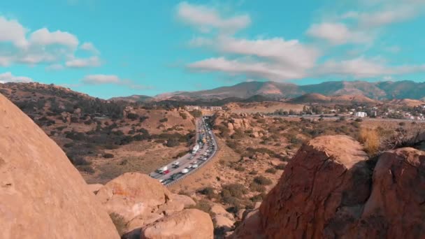 Drone Che Vola Attraverso Una Montagna Rocciosa Rivelando Autostrada Sfondo — Video Stock