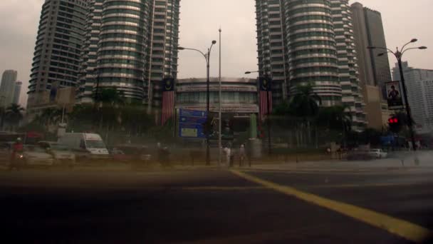 Včas Den Noc Náklon Petronas Twin Towers Provoz Kuala Lumpur — Stock video