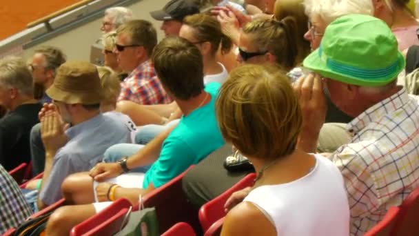 Gente Viendo Partido Tenis Multitud Aficionados Tenis Torneo Reloj Día — Vídeos de Stock