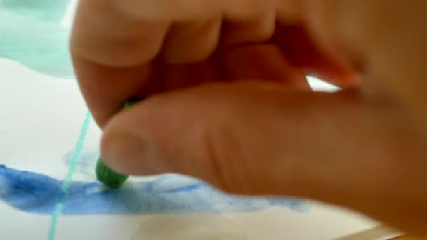 Çocuk Dağınık Sanat Kağıdına Mum Pastel Karalama Yapıyor — Stok video