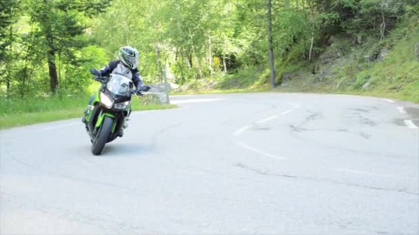 Vrouw Rijdt Een Motorfiets Door Een Bochtige Weg — Stockvideo