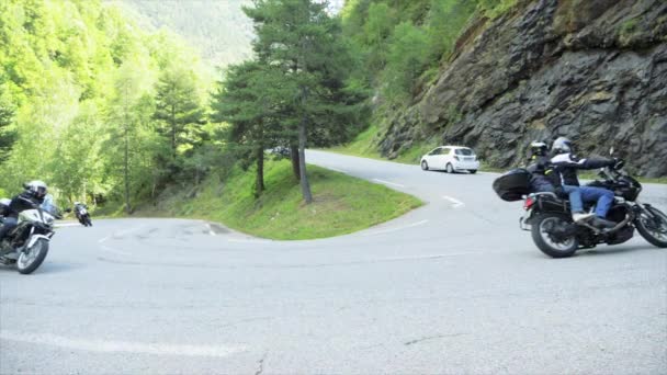 Grupo Grande Motocicletas Hacen Manera Encima Camino Sinuoso Montaña — Vídeo de stock