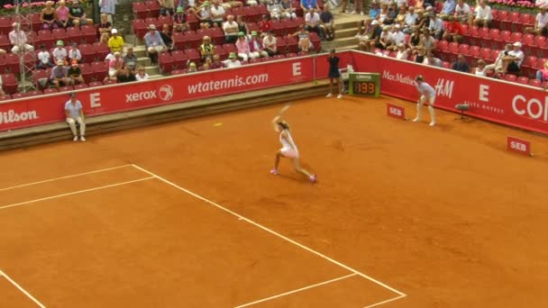 Kvinnliga Tennisspelare Spelar Hårt Turnering Clay Court Varm Sommardag — Stockvideo