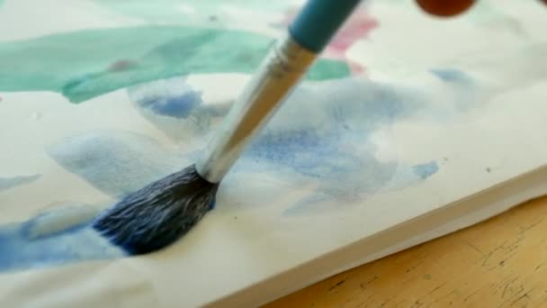 Pintura Com Aquarela Azul Papel Branco Bagunçado — Vídeo de Stock