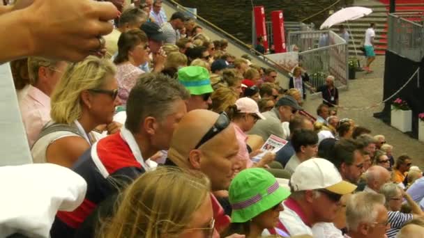 Folk Tittar Tennisspel Publiken Tennisfans Titta Turnering Sommardag — Stockvideo