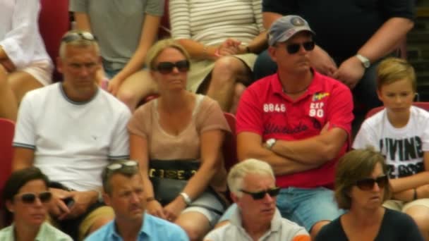 Gente Viendo Partido Tenis Multitud Aficionados Tenis Torneo Reloj Día — Vídeos de Stock