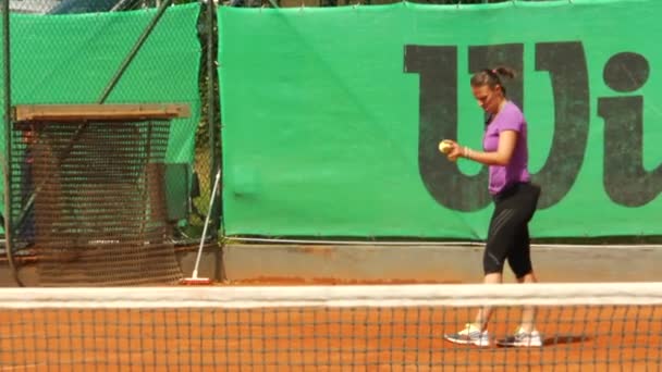 Жіночі Тенісисти Грають Важко Глиняний Двір Спекотний Літній День — стокове відео