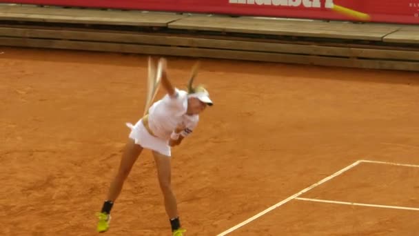 女子テニス選手はトーナメントで強くプレーする クレイ裁判所 暑い夏の日 — ストック動画