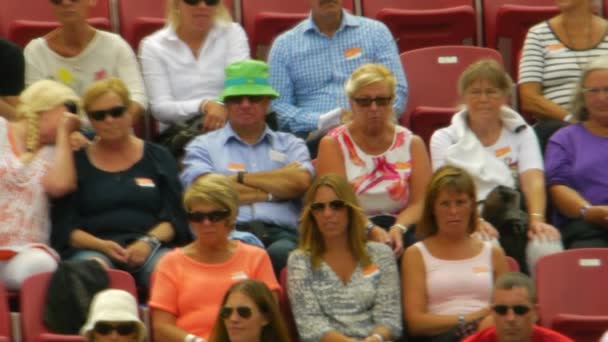 Ludzie Oglądają Mecz Tenisa Tłum Fanów Tenisa Ogląda Turniej Letni — Wideo stockowe