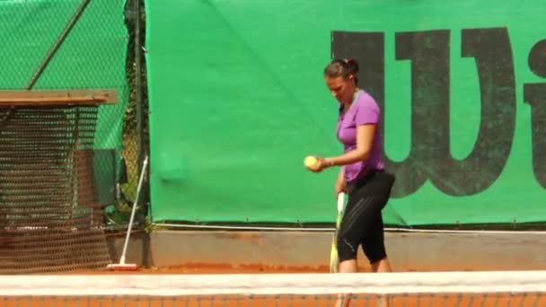 Jogadoras Tênis Femininas Jogam Duro Clay Court Dia Verão Quente — Vídeo de Stock