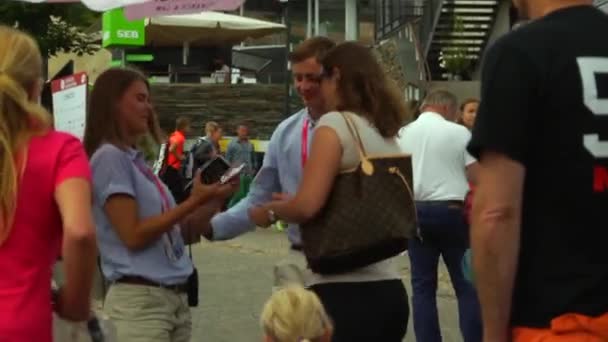 Fans Beim Tennisturnier Einem Sommertag Die Massen Fiebern Dem Tennisspiel — Stockvideo