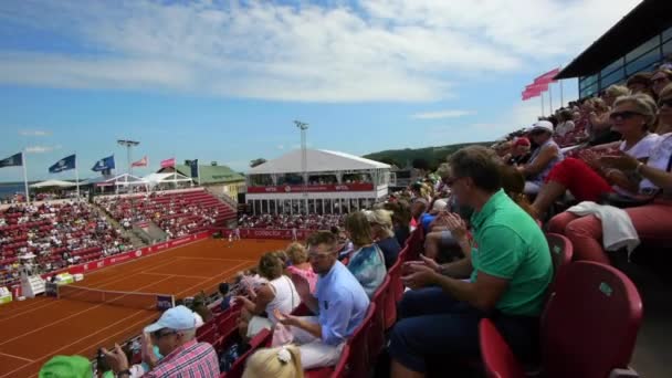 Ludzie Oglądają Mecz Tenisa Tłum Fanów Tenisa Ogląda Turniej Letni — Wideo stockowe