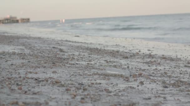 Zbliżenie Człowiek Sprzątanie Górę Plaża Zwolnionym Tempie Niesklasyfikowane — Wideo stockowe