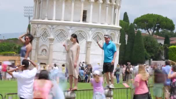 Tidsförloppet För Det Berömda Tornet Pisa Massor Turister Utgör Och — Stockvideo