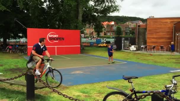 Niños Jugando Tenis Aire Libre Verano Divertida Actividad Recreativa Relajante — Vídeos de Stock