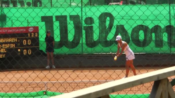 Jogadoras Tênis Femininas Jogam Duro Clay Court Dia Verão Quente — Vídeo de Stock