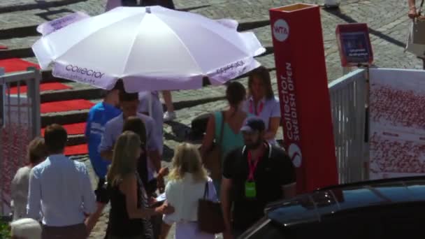 Les Fans Entrent Dans Tournoi Tennis Sur Une Journée Été — Video