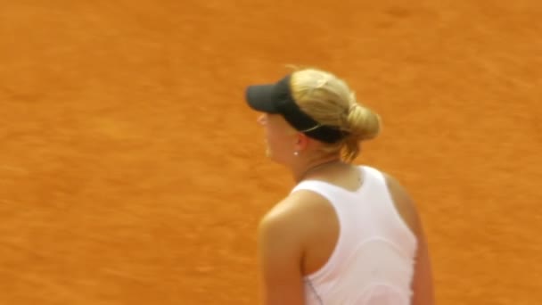 Kobiece Tenisistki Grać Ciężko Turnieju Clay Court Gorący Letni Dzień — Wideo stockowe