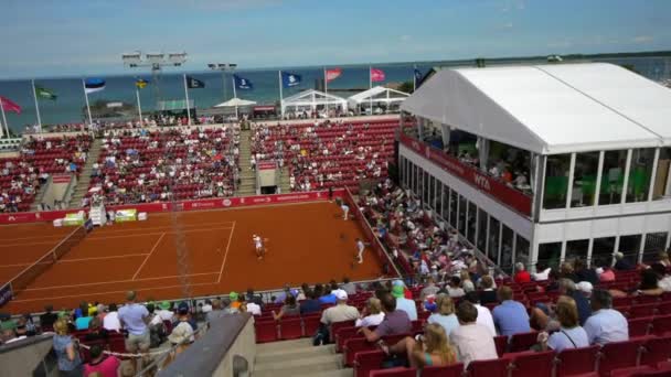 테니스 경기를 여름날 테니스 팬들의 무리가 대회를 관람하다 — 비디오
