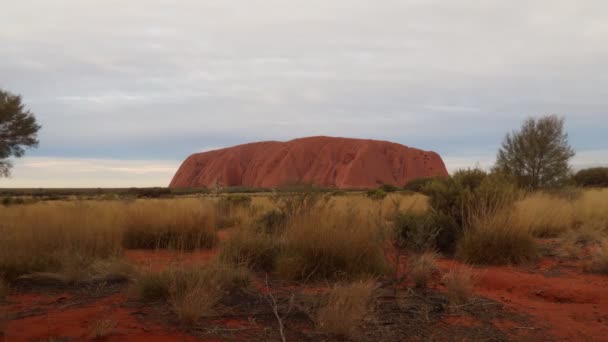 Uluru Ayres Rock Stále Timelapse Cloudy Západ Slunce Austrálie — Stock video