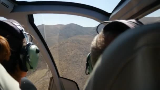 View Cockpit Helicopter Flying Tourists Mountain Range — Stock Video