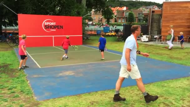 Niños Jugando Tenis Aire Libre Verano Divertida Actividad Recreativa Relajante — Vídeo de stock