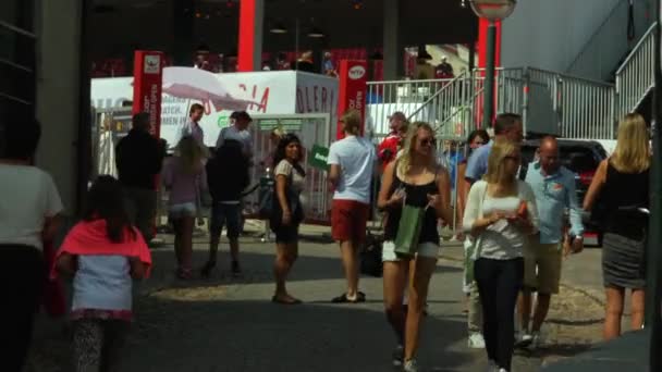 Fãs Entrando Torneio Tênis Dia Verão Multidão Ansiosa Para Assistir — Vídeo de Stock