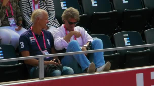 Gente Viendo Partido Tenis Multitud Aficionados Tenis Torneo Reloj Día — Vídeos de Stock