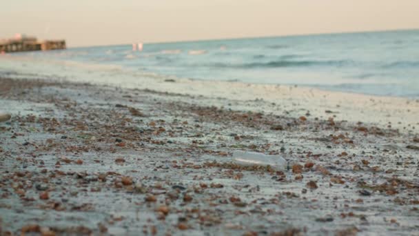 Primer Plano Del Hombre Limpiando Playa Cámara Lenta — Vídeos de Stock