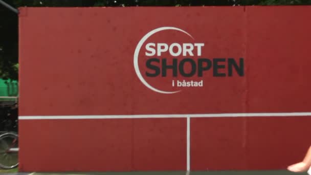 Barn Som Spelar Tennis Utomhus Sommaren Rolig Avkopplande Fritidsaktivitet — Stockvideo